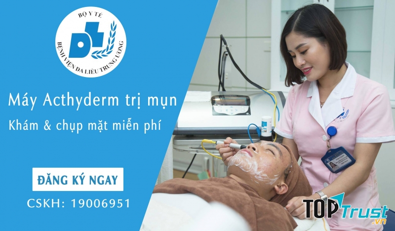 Bệnh nhân đang được điều trị bằng laser công nghệ cao