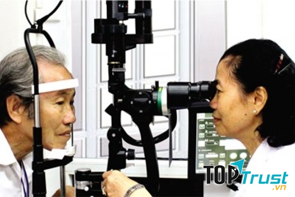 Bác sĩ đang kiểm tra thị lực cho bệnh nhân