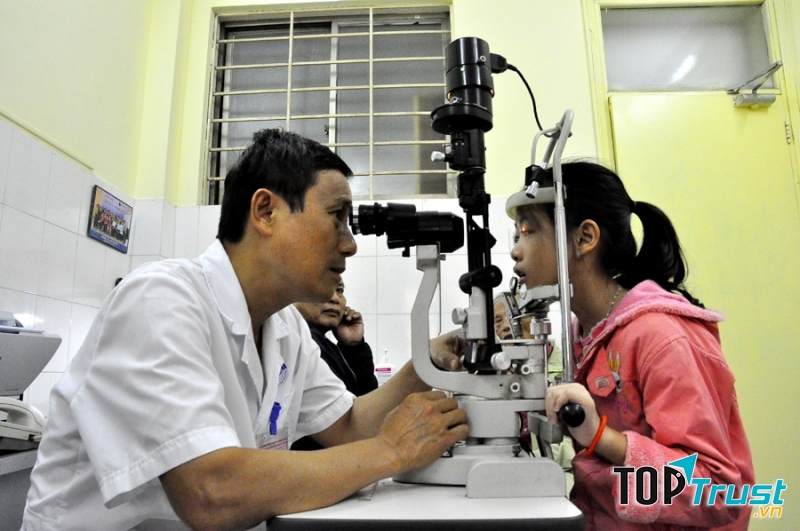Bác sĩ đang kiểm tra thị lực cho bệnh nhân