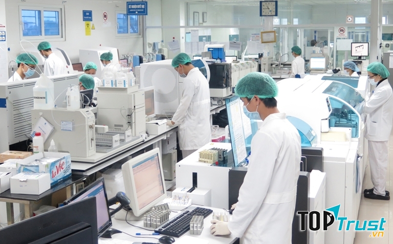 Các xét nghiệm được chạy trên hệ thống máy móc hiện đại.