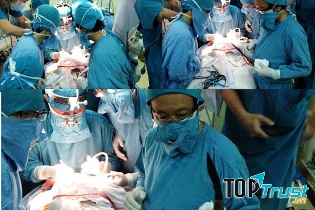 Bác sĩ Đào Trung Hiếu và ê kíp mổ lấy dao ra khỏi đầu, cứu sống bé trai 11 ngày tuổi theo quy trình báo động đỏ.