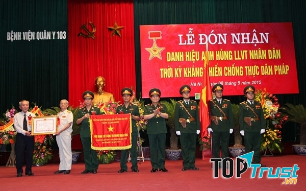 Các cán bộ - chiến sĩ của Bệnh viện Quân Y 103 nhận danh hiệu