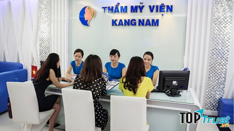Đầu tiên, Bệnh biện thẩm mỹ Kangnam có một đội ngũ bác sĩ chuyên khoa da liễu giàu kinh nghiệm.