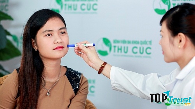 Bác sĩ thăm khám và xác định vùng tạo má lúm cho khách