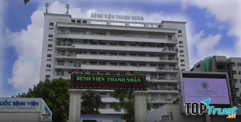 Cổng trước bệnh viện Thanh Nhàn