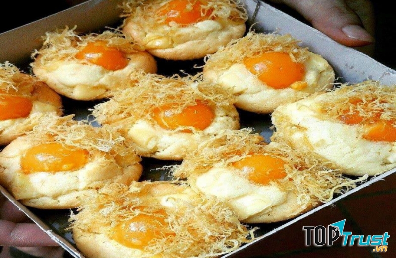 Miếng bánh mềm mịn; trứng muối cả quả to tròn, chín tới; sốt béo ngậy