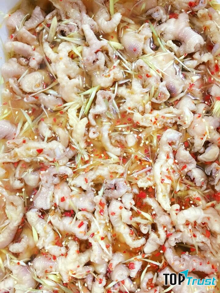 Chân gà rút xương cực to, thâm gia vị nhưng không hề bị mềm mà có độ giòn đúng chuẩn khiến bạn ăn hoài không thấy ngán