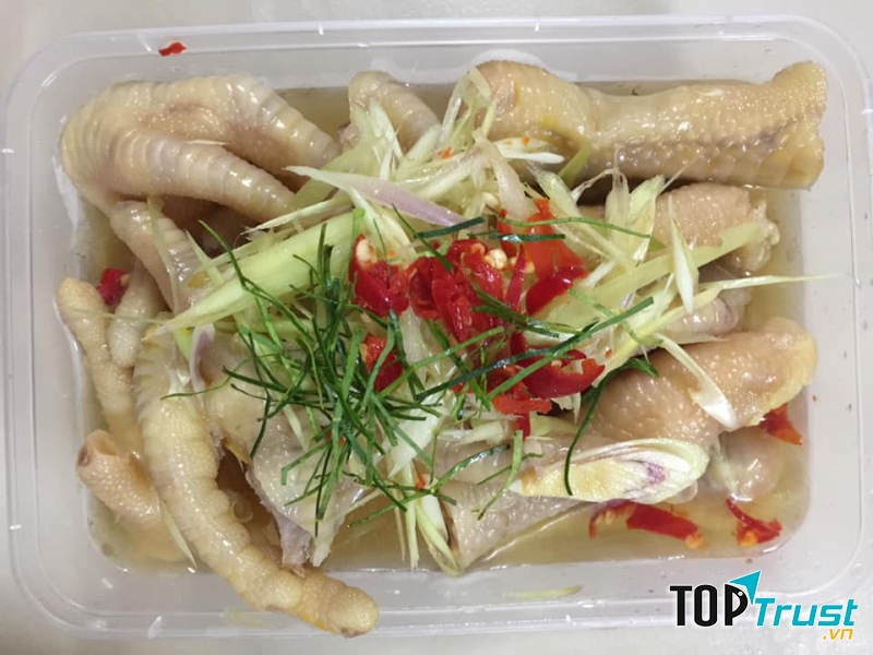 Vừa mở hộp chân gà ra bạn sẽ bị quyến rũ ngay với mùi xả, chân gà có vị cay nhẹ nhẹ ăn rất bắt vị.