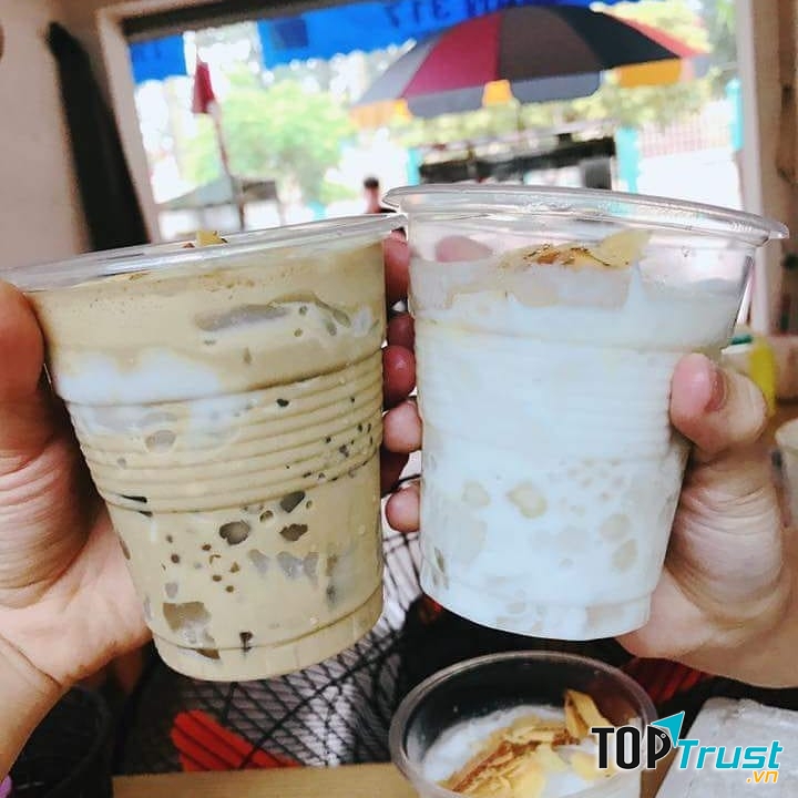 Quán Bếp nhà Dzế là nơi có món dừa dầm đình đám thu hút nhiều người.