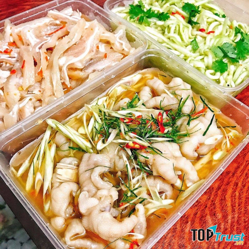 Phần chân gà rất nhiều, hương vị hấp dẫn, không những ngon ngon mà còn sạch sẽ