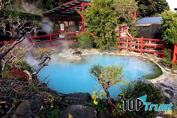 Tắm onsen cũng được sử dụng để chữa các vết thương ngoài da, phục hồi chức năng sau phẫu thuật, những bệnh như thấp khớp kinh niên, đau dây thần kinh, các bệnh về gan, túi mật, cao huyết áp, liệt nửa người