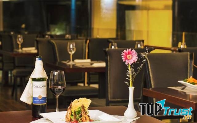 Không gian nhà hàng được trang trí tinh tế