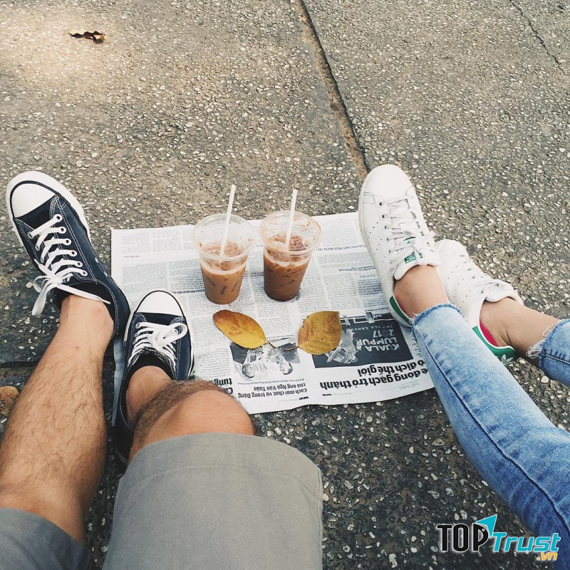 Thưởng thức cafe tại bệt Alexandre De Rhode
