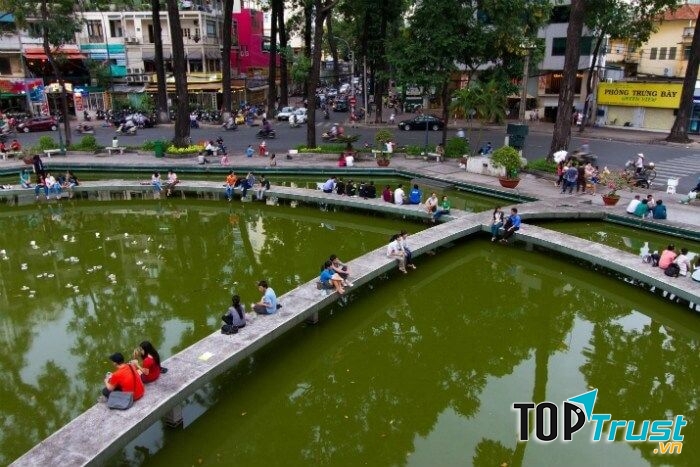 Những lối đi giữa hồ là địa điểm thưởng thức cafe lí tưởng
