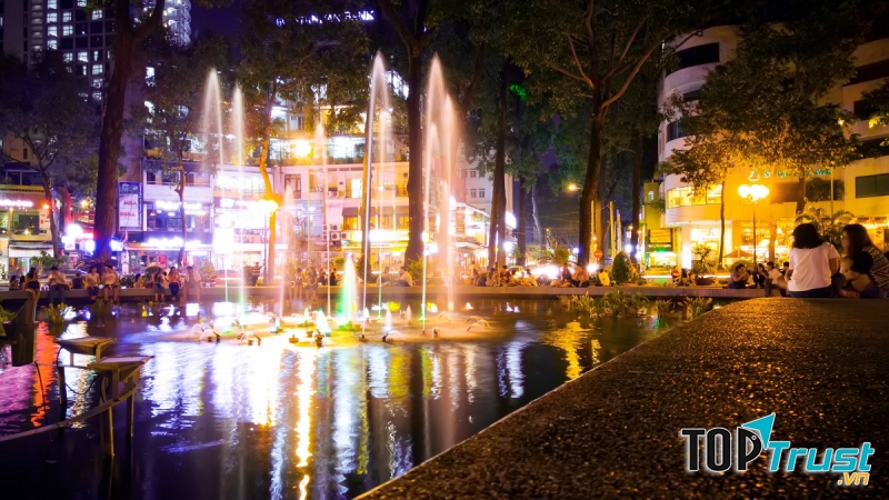 Hồ con Rùa về đêm