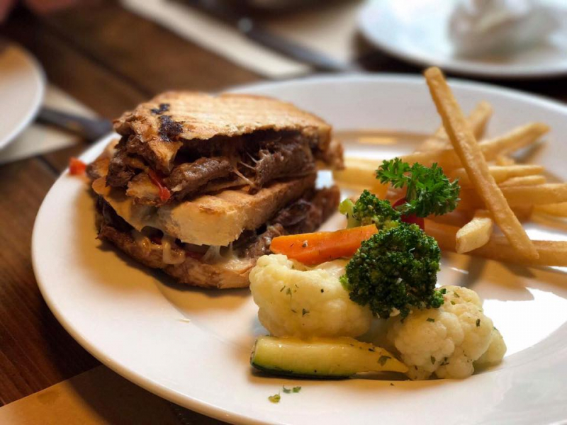 Bít tết có độ chín rất vừa vặn, thịt mềm và ngon, có kèm salad và khoai tây chiên giòn vỏ mềm ruột.