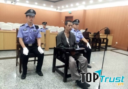 Bị bắt vì đại tiện ra phòng ngủ của chủ nhà.
