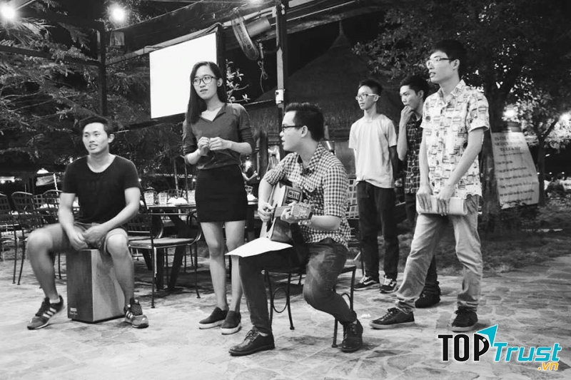 Band đang tập cho buổi biểu diễn