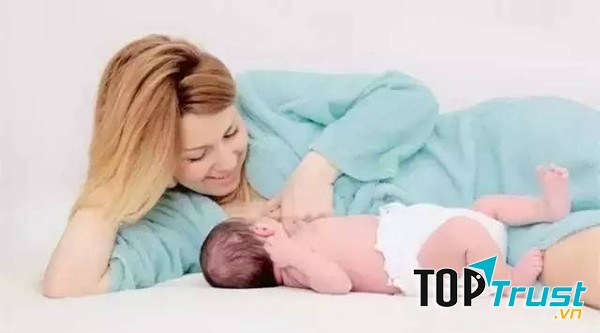 Cho trẻ sơ sinh bú hoàn toàn bằng sữa mẹ