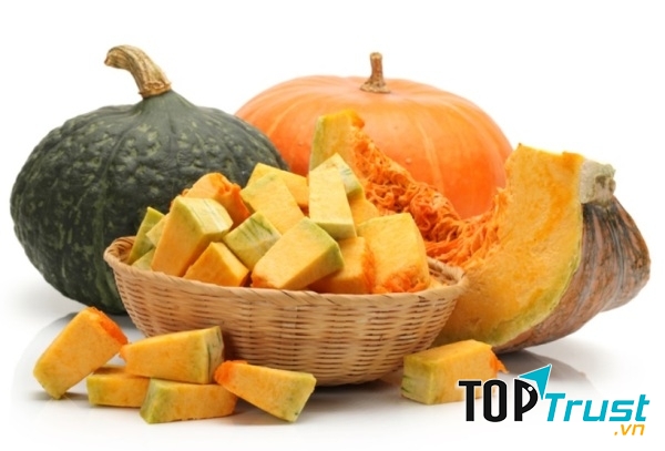 Quả bí ngô là nguồn cungcấp lớn vitamin C, chất xơ, magie, kali và beta- carotene.