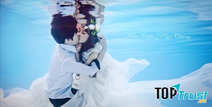 Phải lựa chọn những dòng mỹ phẩm không thấm nước, không trôi để giữ được lớp trang điểm được lâu hơn