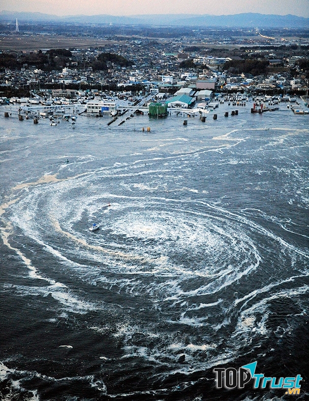 Xoáy nước hình thành ở ngoài khơi tỉnh Ibaraki ngày 11/3/2011. Ảnh: Reuters.