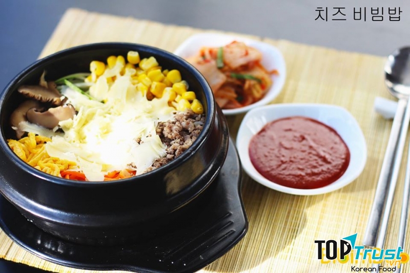 Bánh gạo, mì tương đen và cơm trộn của quán là những món được thường xuyên ủng hộ