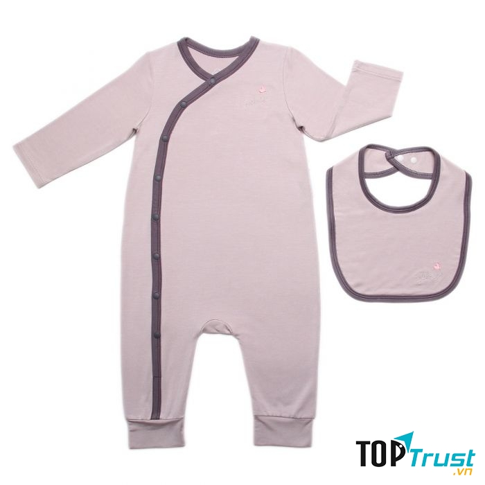 Romper bé trai Bibo's B657: Chất liệu Modal từ gỗ sồi với những đặc tính ưu việt. Thiết kế khuy bấm cài lệch nhẹ nhàng, tinh tế. Tặng kèm yếm cài khuy xinh xắn, tiện lợi