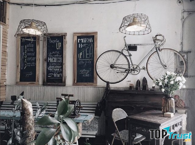 Chiếc xe đạp treo trên tường là một trong những đặc điểm nhận dạng của quán.