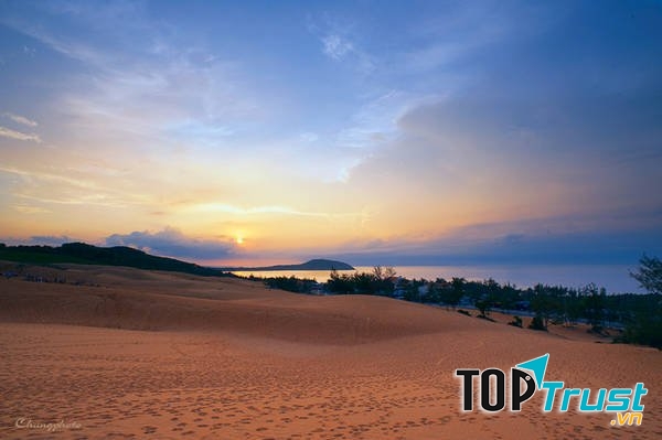 Với list những bãi biển đẹp ở Bình Thuận thì biển Hòn Rơm là có quang cảnh phong phú nhất.