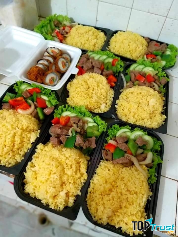 Nguyên liệu được chuẩn bị tỉ mỉ, đảm bảo ngon và sạch, không ảnh hưởng tới sức khỏe.