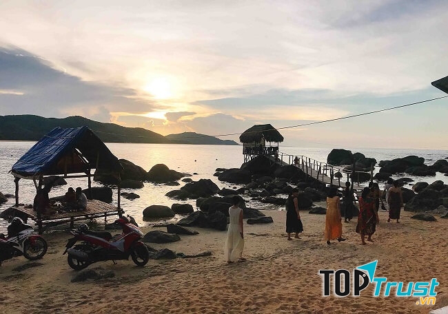 Cách TP.Huế khoảng 50 km, biển Lộc Bình là nơi thích hợp cho những ai thích được đắm mình trong làn nước xanh mát mà yên tĩnh