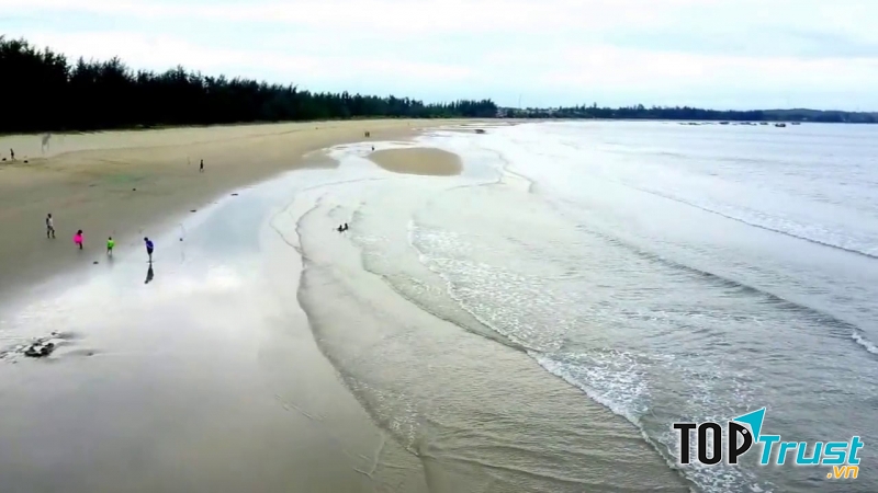 Biển Mỹ Khê – bãi tắm lí tưởng, kín đáo