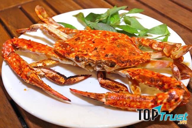 Hải sản ở đây đặc biệt tươi ngon với đa dạng chủng loại như mực lá, mực nang, tôm hùm, cua, ghẹ