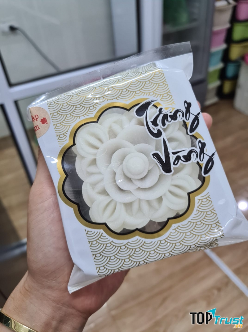 Bánh nhà Bien Nguyen là sự kết hợp hoàn hảo giữa nhân bánh béo ngậy với phần vỏ giòn tan