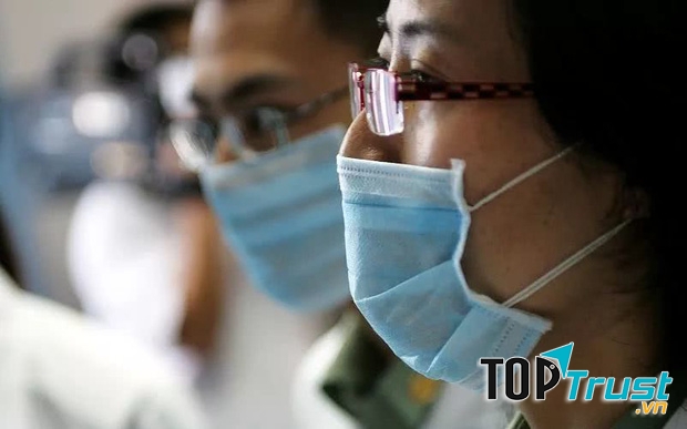 Đeo khẩu trang y tế