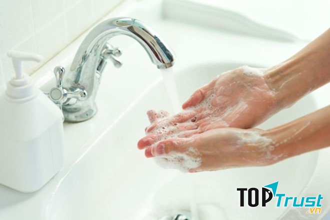 Rửa tay thường xuyên bằng xà phòng