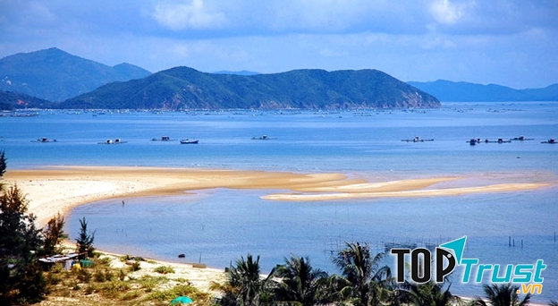 Biển Thiên Cầm xanh và sạch, bạn sẽ như được thả hồn khi đi dạo khắp bờ biển