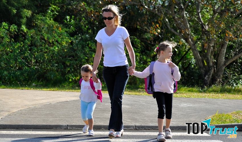 Cha mẹ nên dạy con cách tham gia giao thông an toàn.