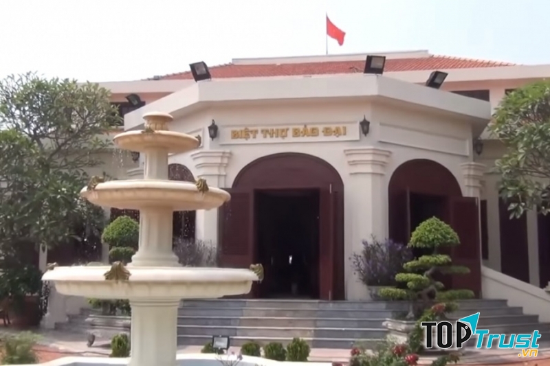 Cửa trước biệt thự