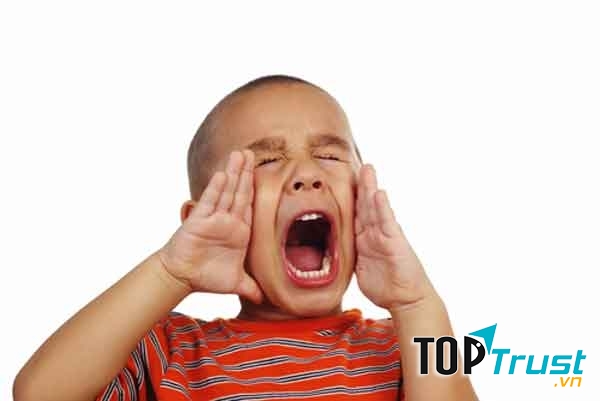 Bé bộc lộ nhiều cung bậc cảm xúc khác nhau.