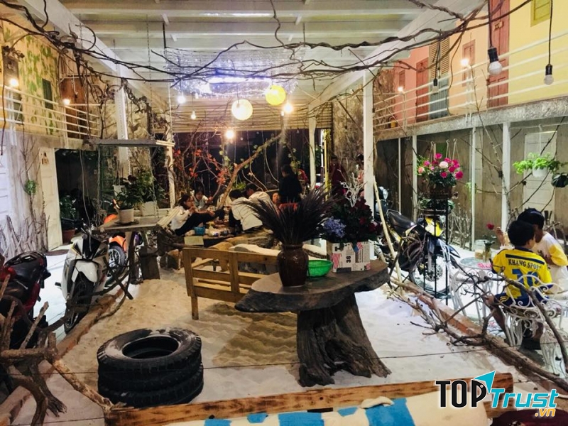 Không gian bên trong trang trí lạ mắt, tươi xanh, cực kì thích hợp cho những bạn muốn một homestay đẹp đúng chất.