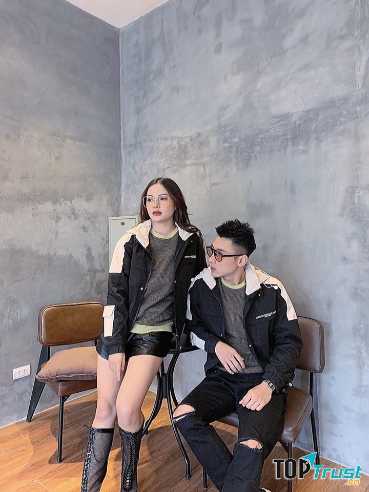 Cũng giống với Mk shop, shop có bán thêm giày dép phụ kiện và cả đồ đôi