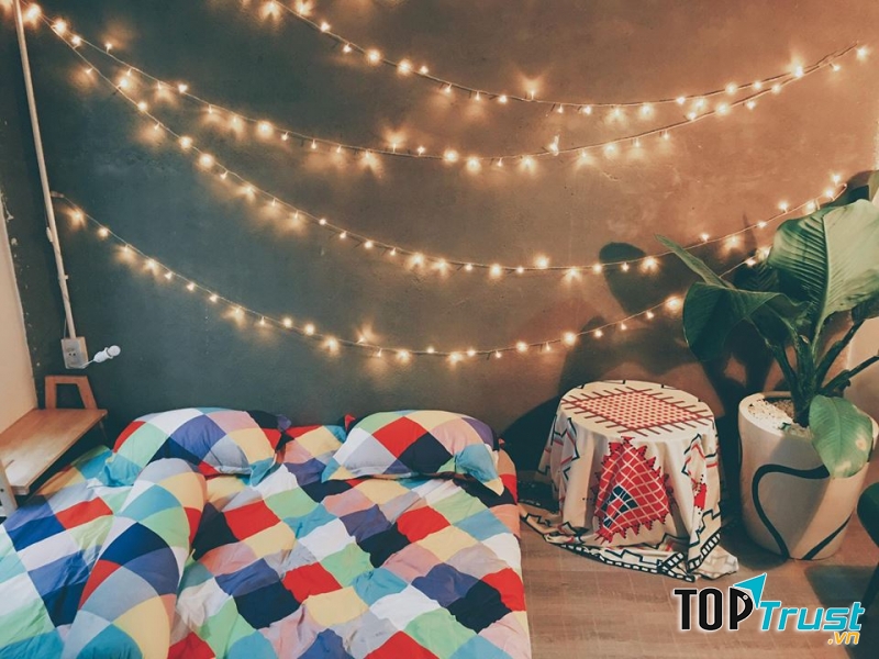 Homestay có 3 lầu, mỗi lầu là một không gian lưu trú riêng biệt, tất cả đều được trang bị nhà vệ sinh riêng, bếp nấu nướng