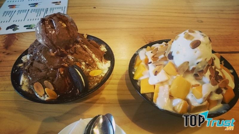 Món bingsu của quán bao gồm rất nhiều thành phần khác nhau và ngon miệng.