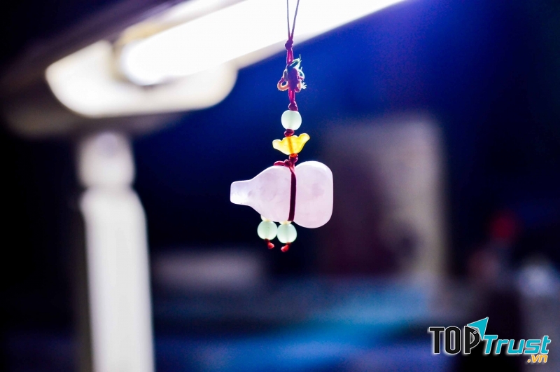 Vòng đá phong thủy cũng giúp vượt qua bệnh tật nhanh chóng và hạn chế những luồng gió độc xâm nhập vào cơ thể.