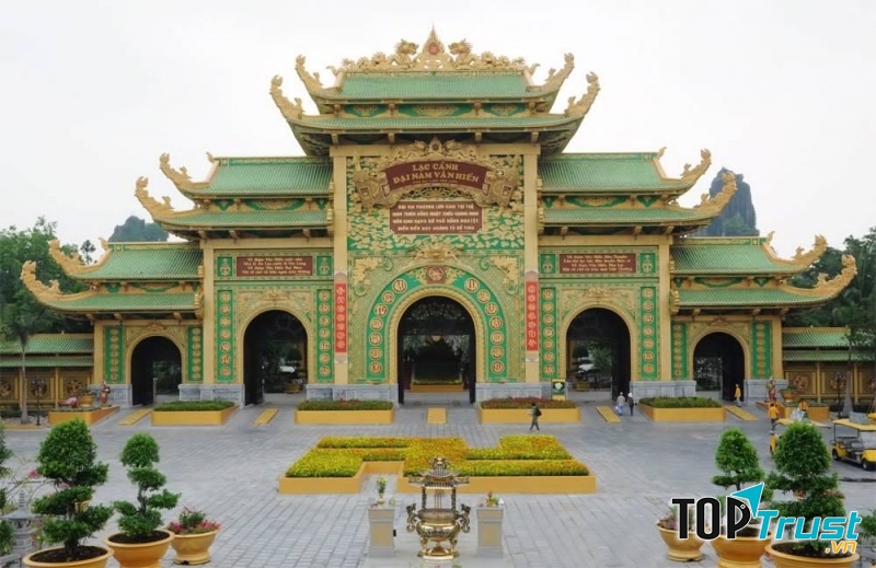 Lạc cảnh Đại Nam Văn Hiến, nơi đặt đền thờ 18 vị vua Hùng