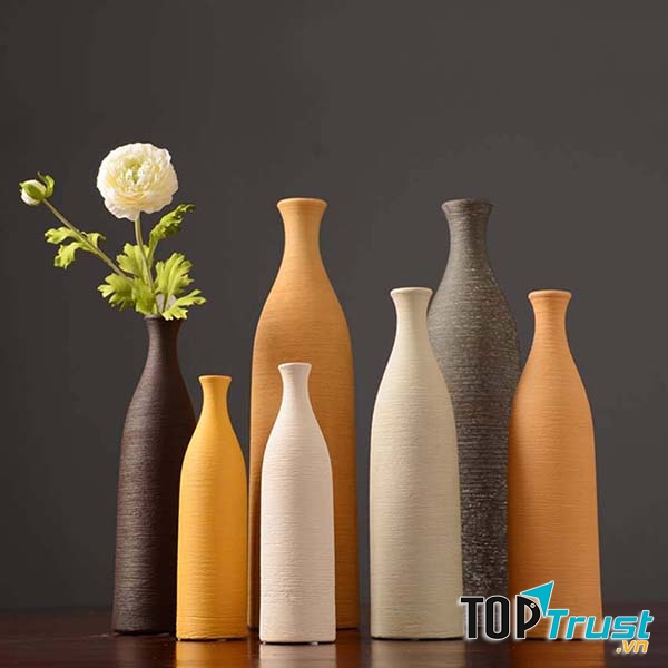 Bình hoa gốm với các kiểu dáng, màu sắc lạ mắt