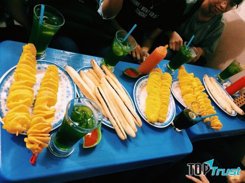 Bánh mì cay, khoai tây lốc xoáy và đồ uống ở Bình Ngân quán