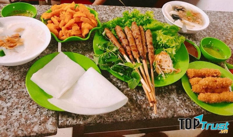 Đồ ăn, đồ uống vừa ngon lại sạch sẽ, an toàn cùng với nhân viên rất thân thiện, nhiệt tình cũng là một điểm cộng giúp quán rất đông khách.